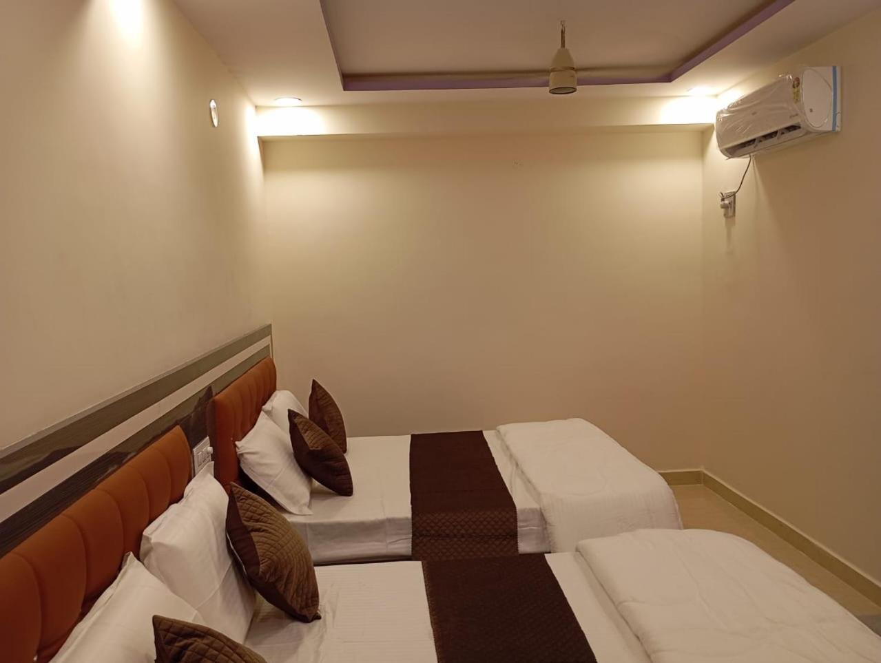 טירופאטי Aadya Inn New Luxury Hotel מראה חיצוני תמונה