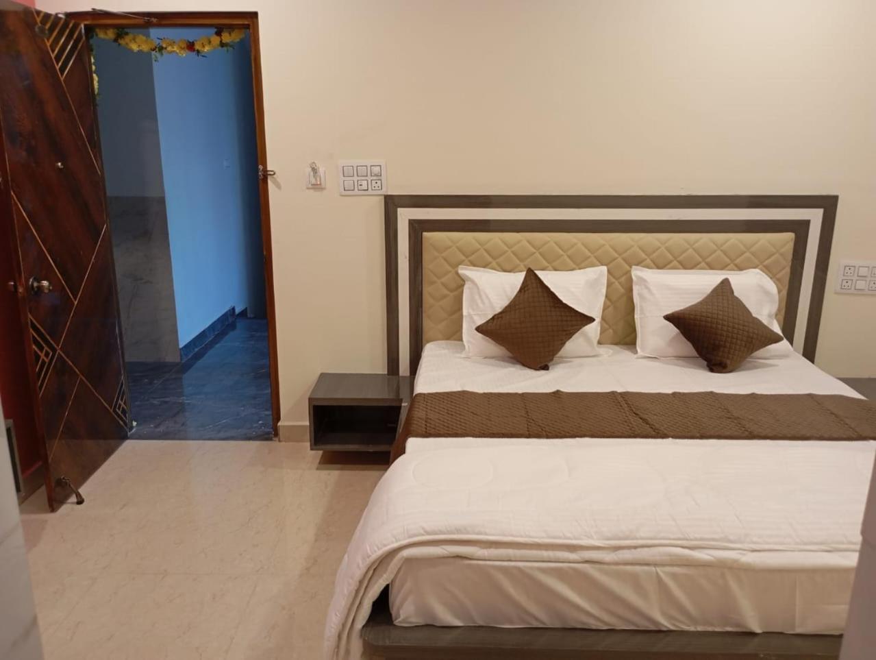 טירופאטי Aadya Inn New Luxury Hotel מראה חיצוני תמונה