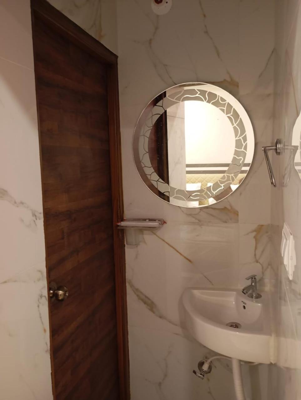 טירופאטי Aadya Inn New Luxury Hotel מראה חיצוני תמונה