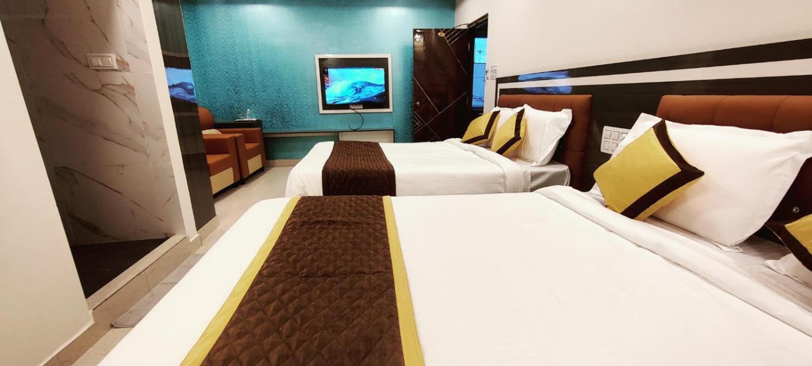 טירופאטי Aadya Inn New Luxury Hotel מראה חיצוני תמונה