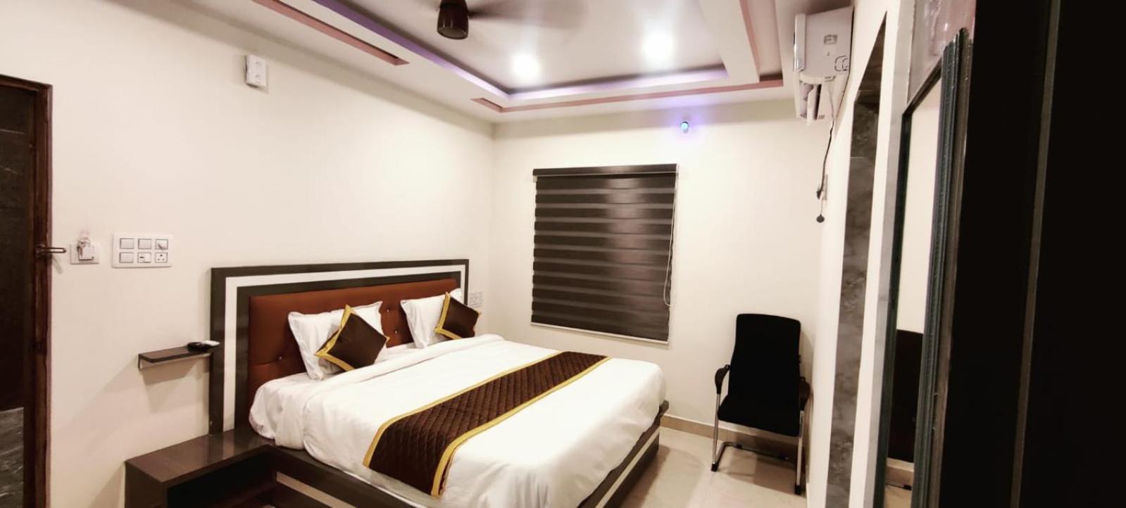 טירופאטי Aadya Inn New Luxury Hotel מראה חיצוני תמונה