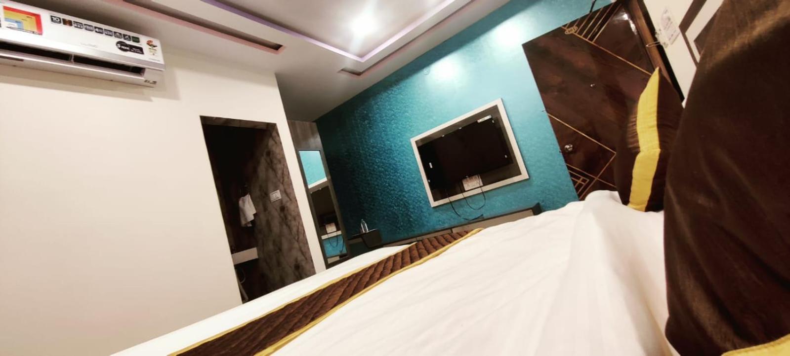 טירופאטי Aadya Inn New Luxury Hotel מראה חיצוני תמונה